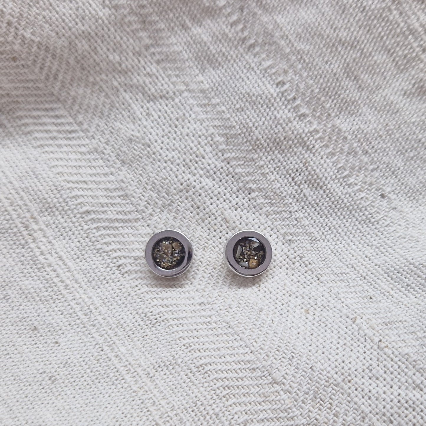 Rond gevormde oorstekers 8 mm aan de voorzijde zichtbaar gevuld met as of haar. Alle