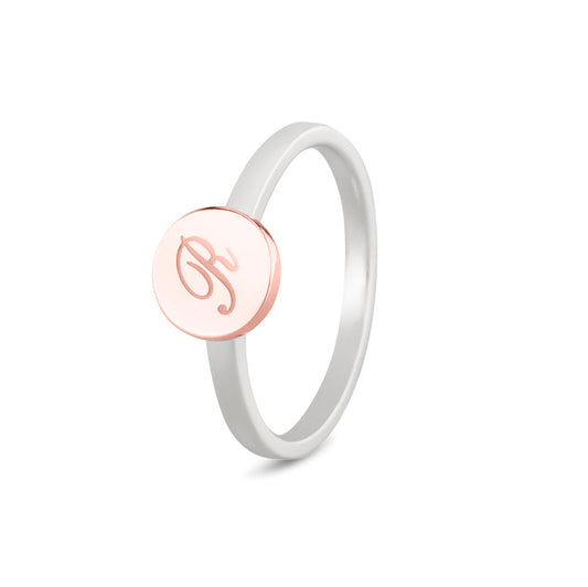 Breedte ringband: 2 mm, Diameter bovenzijde ring: 7.7 mm. Zilveren ring voorzien van een 14 KT gouden vingerafdruk/gravure. Het is een tijdloos gedenksieraad en is te bestellen in 14 KT geelgoud en 14 KT roségoud.