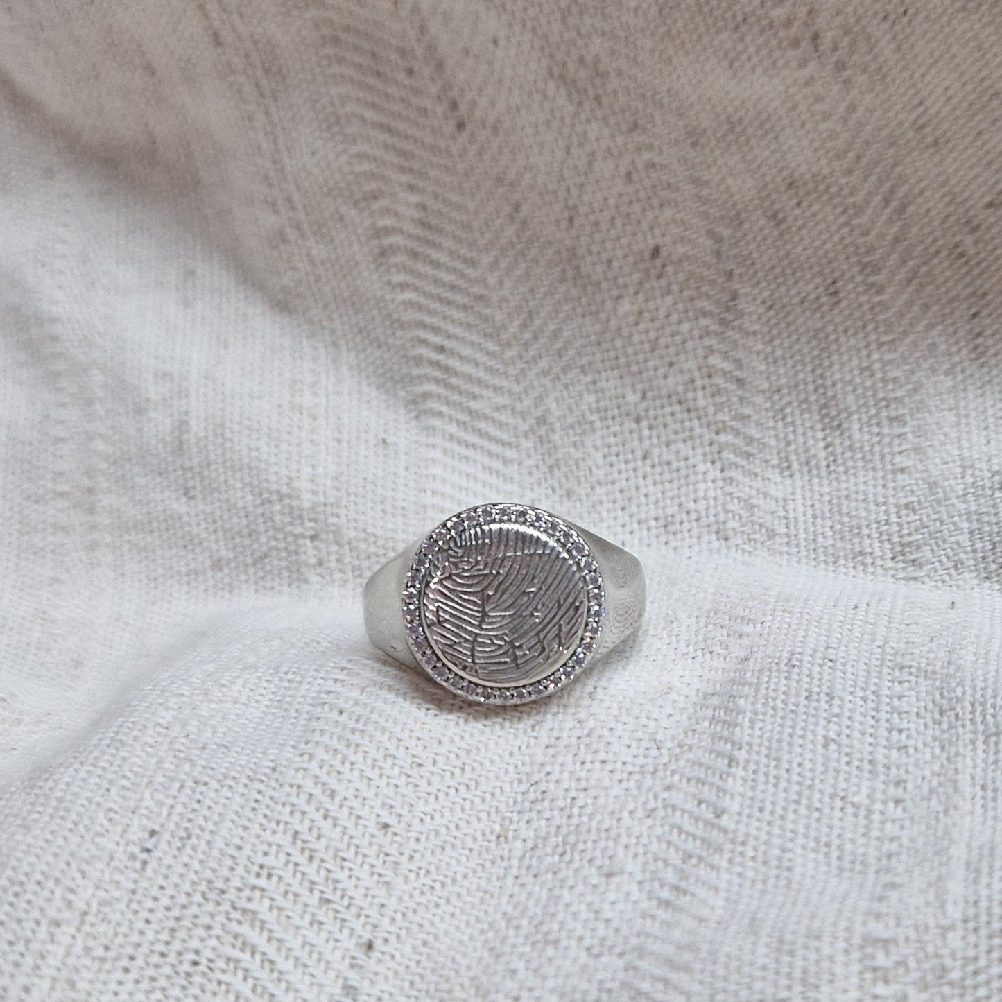 Zegelring roségoud voorzien van een gravure, rondom afgewerkt met zirkonia's. alle