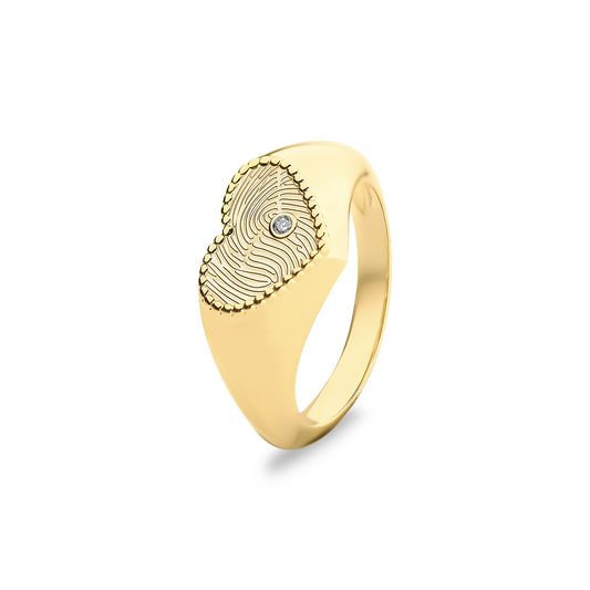 Ring 2 mm breed voorzien van een vingerafdruk/gravure, de ringband is in de bovenste helft afgewerkt met zirkonia's. Het is een tijdloos gedenksieraad en is te bestellen in zilver, 14 en 18 KT geelgoud, roségoud en witgoud.