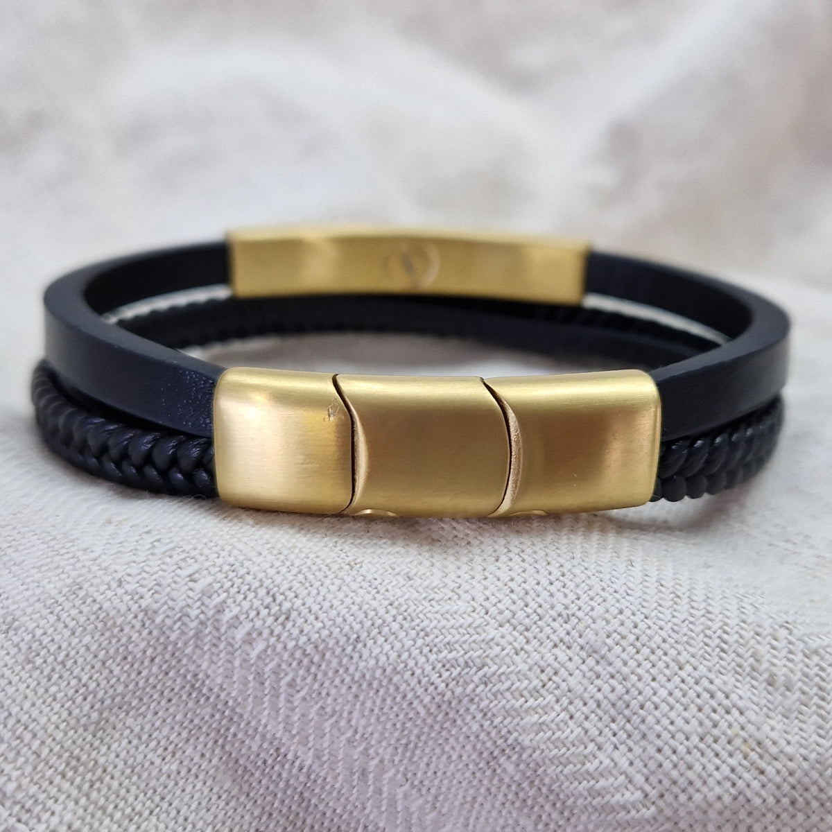 Lederen as armband uitgerust met een RVS ashouder en sluiting met magneet. Alle