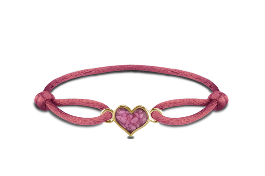 Satijnen koord armband, met hartje als compartiment in het midden aan de voorzijde.