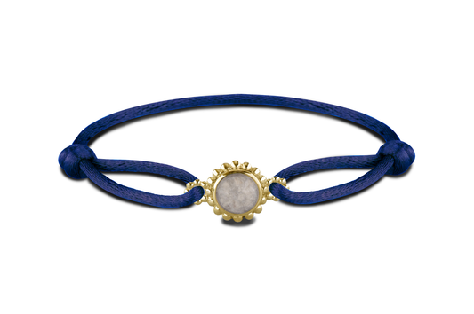 Satijnen koord armband, met compartiment afgewerkt in parelrand in het midden aan de voorzijde.