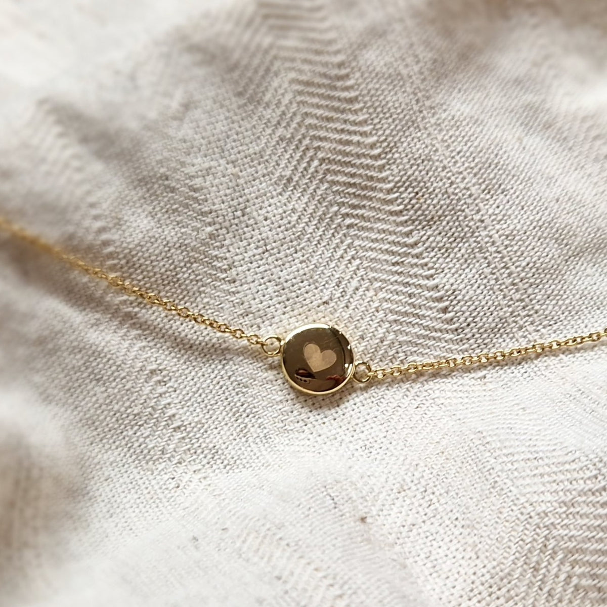 As armband met rondje als compartiment in het midden aan de voorzijde. alle
