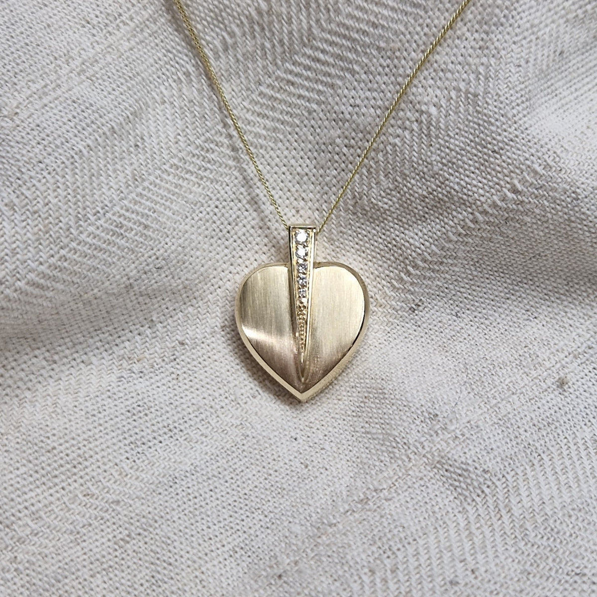 Hanger hart, in zilver uitgevoerd met zirkonia's, in goud met diamanten. De ashangers uit deze collectie gedenksieraden zijn eenvoudig zelf te vullen