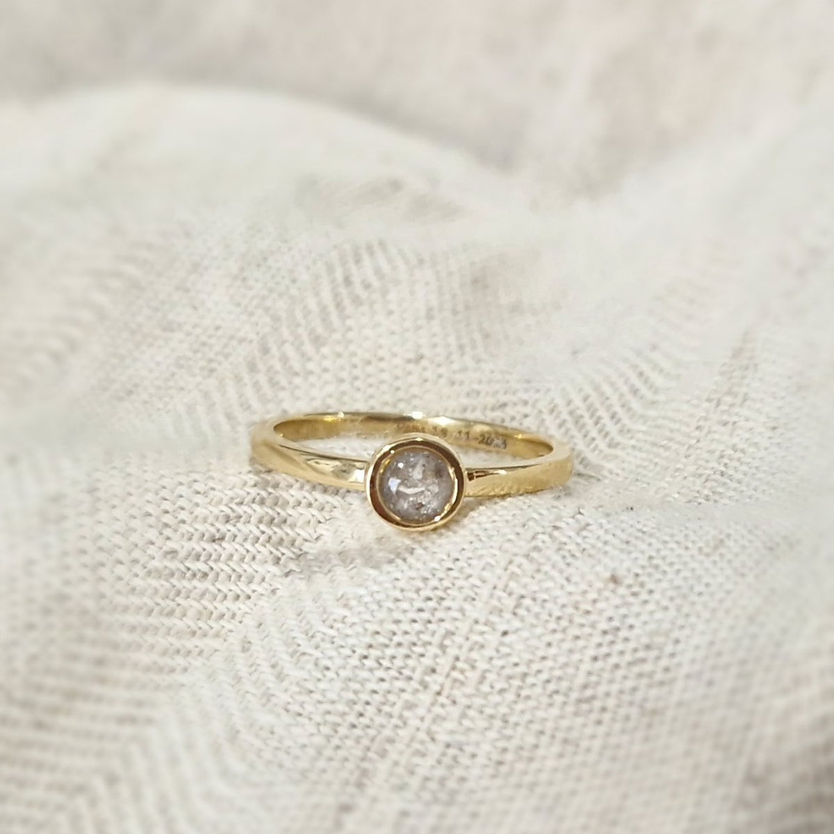 Diameter rondje: 6 mm, Ringband: 2 mm. Gedenksieraad, ring met een rondje er boven op , waar zichtbaar as of haar in verwerkt wordt.