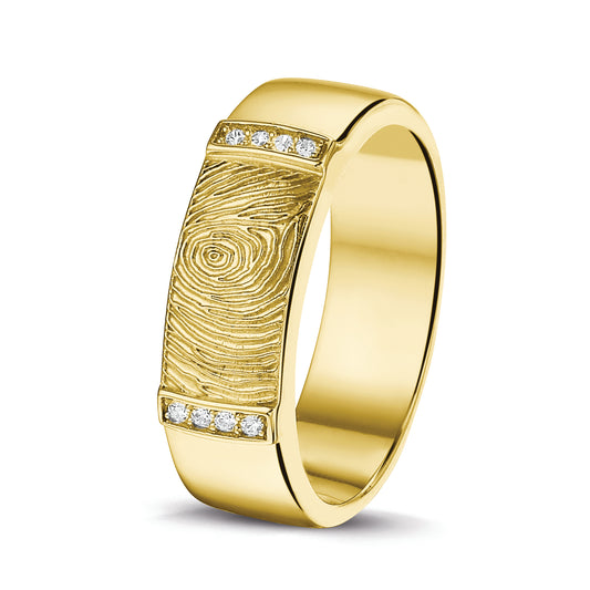 Ring 7 mm met een rechthoekig vlak aan de bovenzijde voorzien van een vingerafdruk, afgewerkt aan de randen met zirkonia's. Het is een tijdloos gedenksieraad en is te bestellen in zilver, 14 en 18 KT geelgoud,roségoud en witgoud.