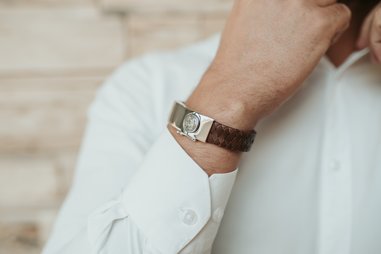 Lederen armband voorzien van as of haar in sluiting in zilver of goud.alle