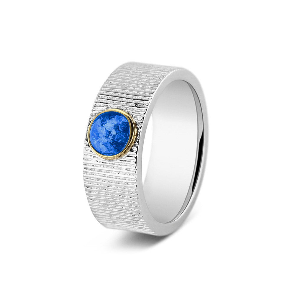 Herinneringsring van 8 mm breed, waar zichtbaar as of haar verwerkt wordt in het sierlijke ronde ornamentje van  geelgoud. Blue