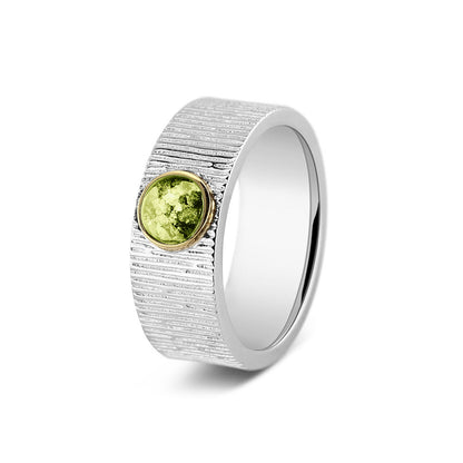 Herinneringsring van 8 mm breed, waar zichtbaar as of haar verwerkt wordt in het sierlijke ronde ornamentje van  geelgoud. Green