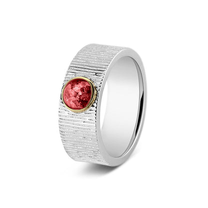 Herinneringsring van 8 mm breed, waar zichtbaar as of haar verwerkt wordt in het sierlijke ronde ornamentje van  geelgoud. Red