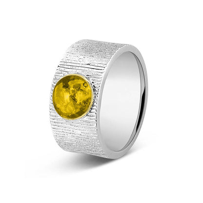 Herinneringsring 10 mm, waar zichtbaar as of haar verwerkt wordt in het sierlijke ronde ornamentje van  geelgoud. Yellow
