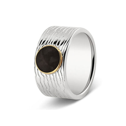 Herinneringsring 10 mm, waar zichtbaar as of haar verwerkt wordt in het sierlijke ronde ornamentje van  geelgoud. black