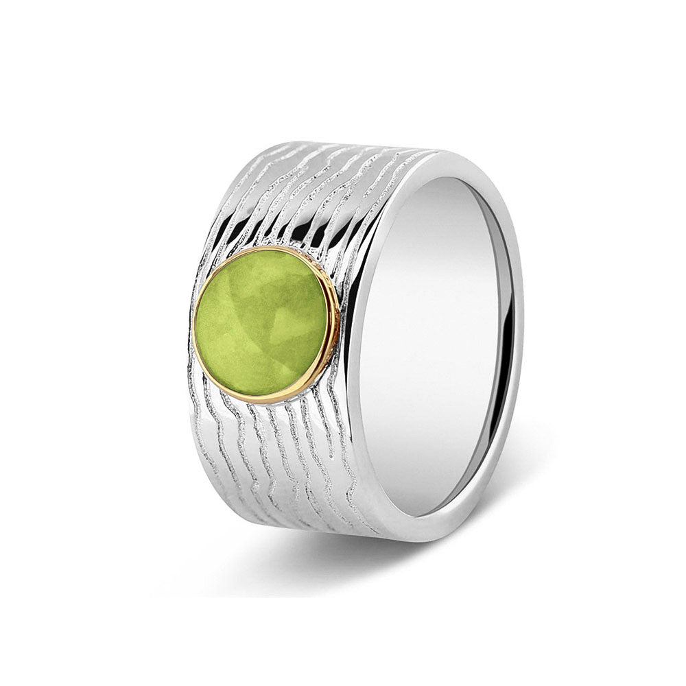 Herinneringsring 10 mm, waar zichtbaar as of haar verwerkt wordt in het sierlijke ronde ornamentje van  geelgoud. green