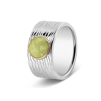 Herinneringsring 10 mm, waar zichtbaar as of haar verwerkt wordt in het sierlijke ronde ornamentje van  geelgoud. olive