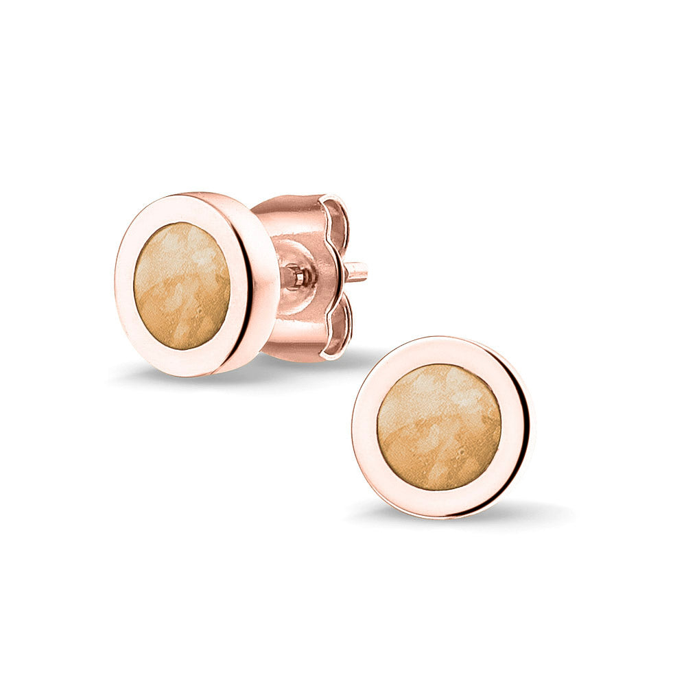 Rond gevormde oorstekers 8 mm aan de voorzijde zichtbaar gevuld met as of haar. Gold