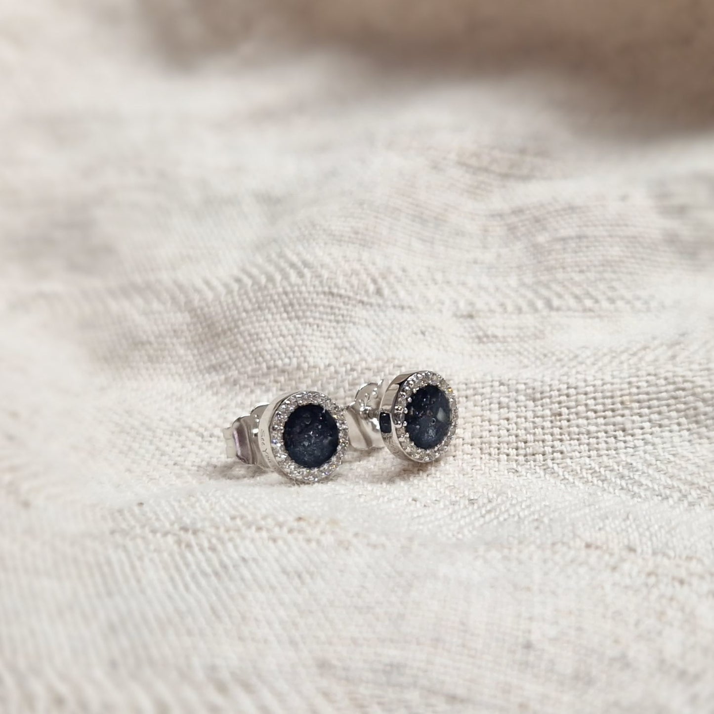 Oorstekers 8 mm rondom afgewerkt met zirkonia's zichtbaar gevuld met as of haar. Alle