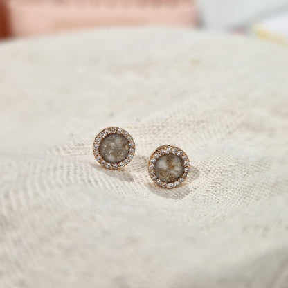 Oorstekers 8 mm rondom afgewerkt met zirkonia's zichtbaar gevuld met as of haar. Alle