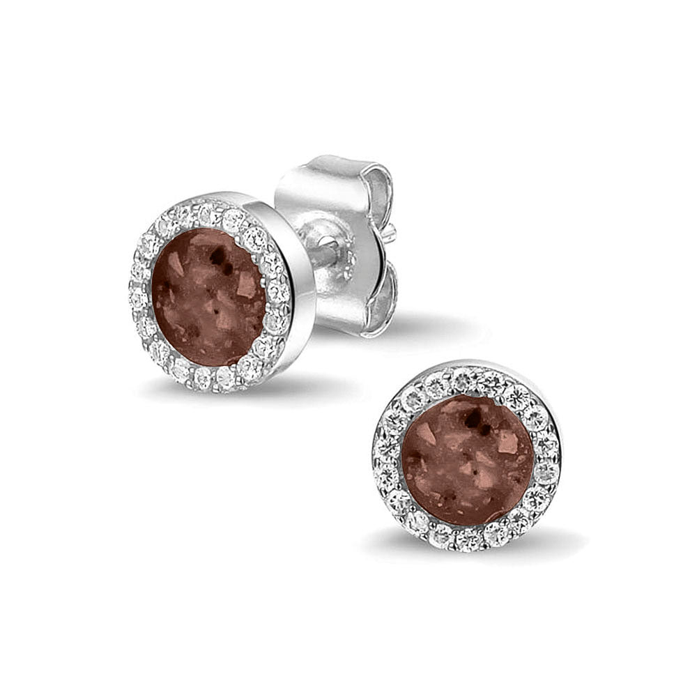 Oorstekers 8 mm rondom afgewerkt met zirkonia's zichtbaar gevuld met as of haar. Brown