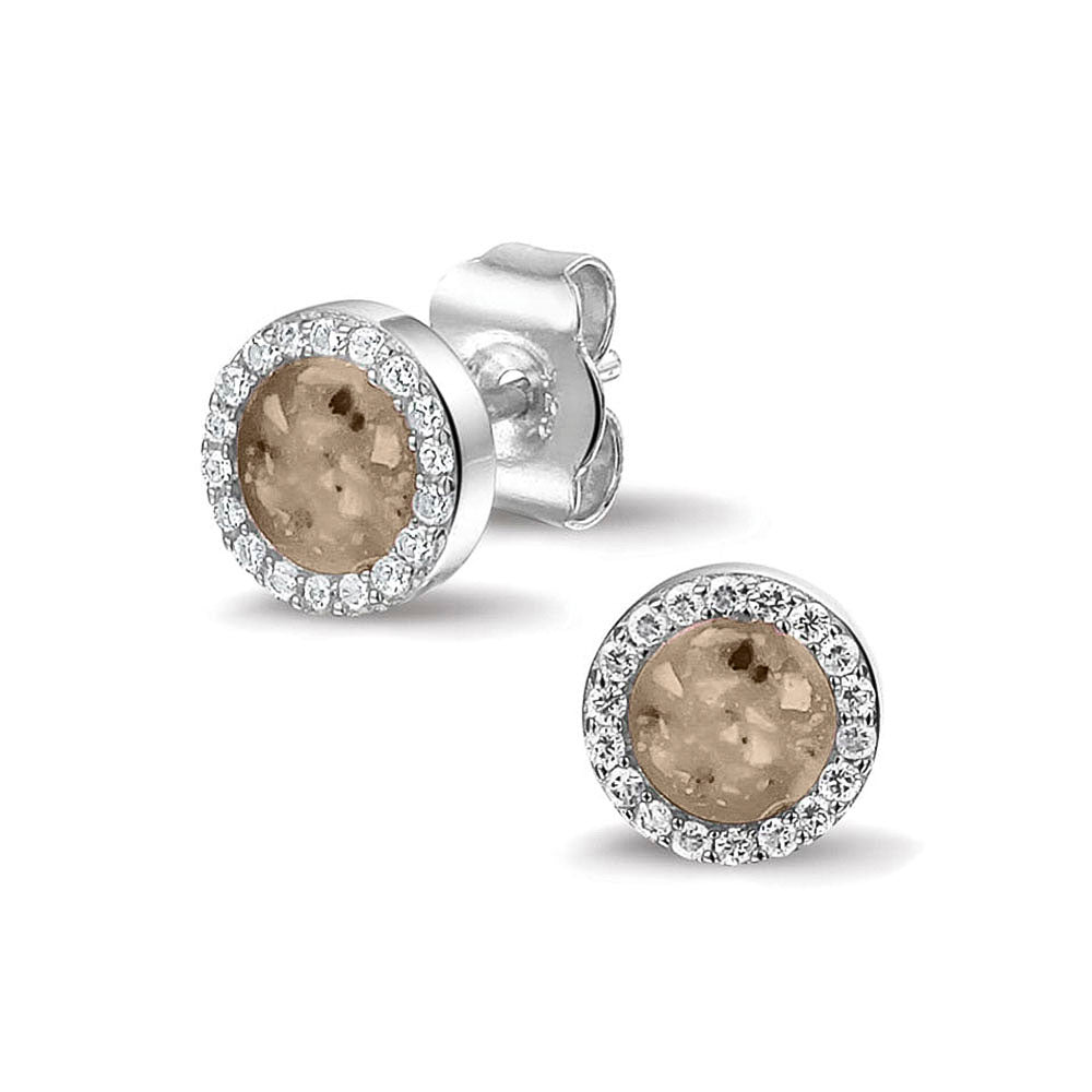 Oorstekers 8 mm rondom afgewerkt met zirkonia's zichtbaar gevuld met as of haar. Transparent