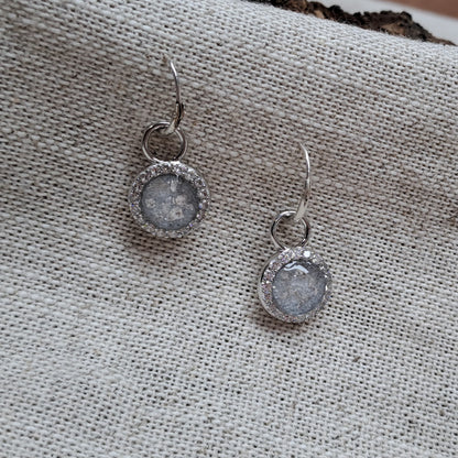 Oorhangers 8 mm diameter, rondom afgewerkt met zirkonia's, aan de voorzijde zichtbaar gevuld met as of haar. alle