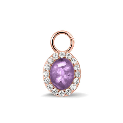 Ovaal gevormde oorhangers, 18 mm lang rondom afgewerkt met zirkonia's, aan de voorzijde zichtbaar gevuld met as of haar. Purple