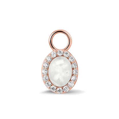 Ovaal gevormde oorhangers, 18 mm lang rondom afgewerkt met zirkonia's, aan de voorzijde zichtbaar gevuld met as of haar.white