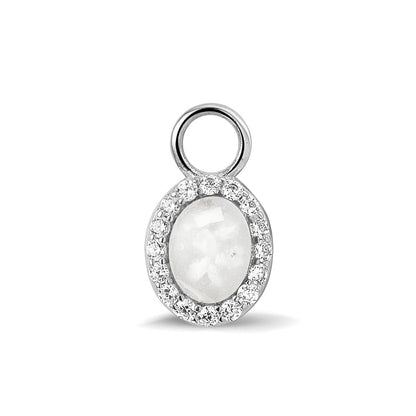 Ovaal gevormde oorhangers, 18 mm lang rondom afgewerkt met zirkonia's, aan de voorzijde zichtbaar gevuld met as of haar.white