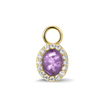 Ovaal gevormde oorhangers, 18 mm lang rondom afgewerkt met zirkonia's, aan de voorzijde zichtbaar gevuld met as of haar. Purple