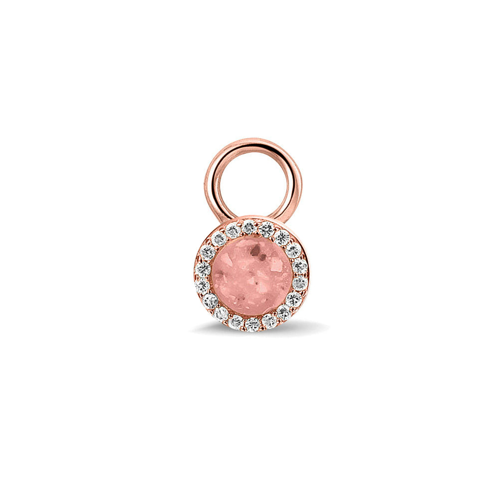 Oorhangers 8 mm diameter, rondom afgewerkt met zirkonia's, aan de voorzijde zichtbaar gevuld met as of haar. Blush