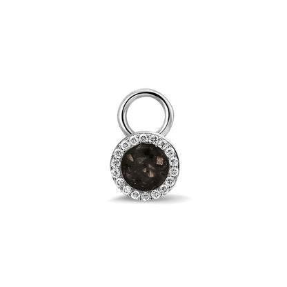 Oorhangers 8 mm diameter, rondom afgewerkt met zirkonia's, aan de voorzijde zichtbaar gevuld met as of haar. Black