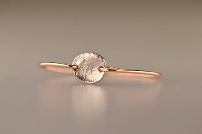 Roségouden armband met zilveren 925 sterling muntje en vingerafdruk.alle