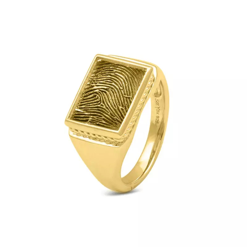 Zegelring met een rechthoekig vlak aan de voorzijde voorzien van een vingerafdruk.  Het is een tijdloos gedenksieraad en is te bestellen in zilver, 14 en 18 KT geelgoud,roségoud en witgoud. Er kan eventueel ook nog iets gegraveerd worden aan de binnenzijde van de ring.