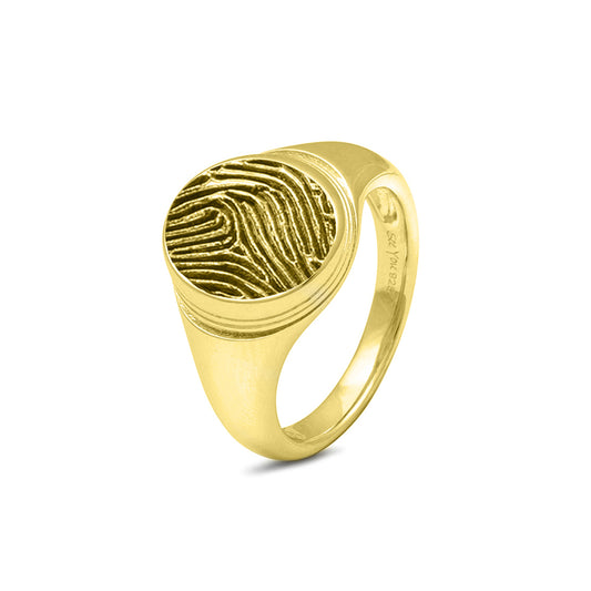 Zegelring met een ovaal vlak aan de voorzijde voorzien van een vingerafdruk (prijs ring is inclusief de vingerafdruk).  Het is een tijdloos gedenksieraad en is te bestellen in zilver, 14 en 18 KT geelgoud,roségoud en witgoud. Er kan eventueel ook nog iets gegraveerd worden aan de binnenzijde van de ring.