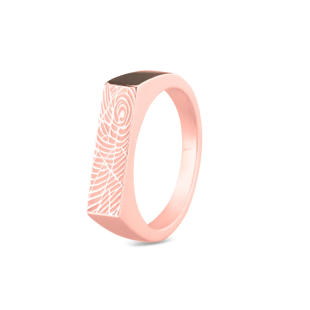 Ring 5mm met een rechthoekig strak vlak aan de bovenzijde voorzien van een vingerafdruk 