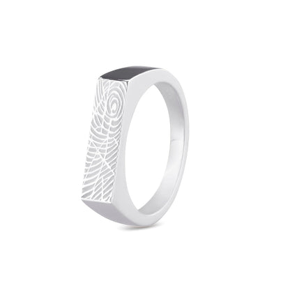 Ring 5mm met een rechthoekig strak vlak aan de bovenzijde voorzien van een vingerafdruk 