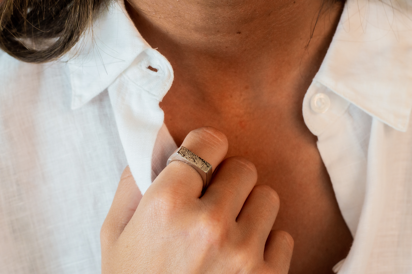 Ring 5mm met een rechthoekig strak vlak aan de bovenzijde voorzien van een vingerafdruk .alle