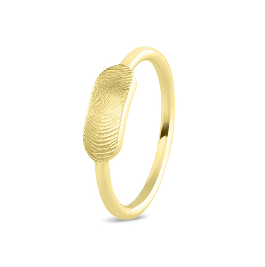 Ring 2 mm voorzien van een vingerafdruk (prijs ring is inclusief de vingerafdruk). Het is een tijdloos gedenksieraad en is te bestellen in zilver, 14 en 18 KT geelgoud, roségoud en witgoud.