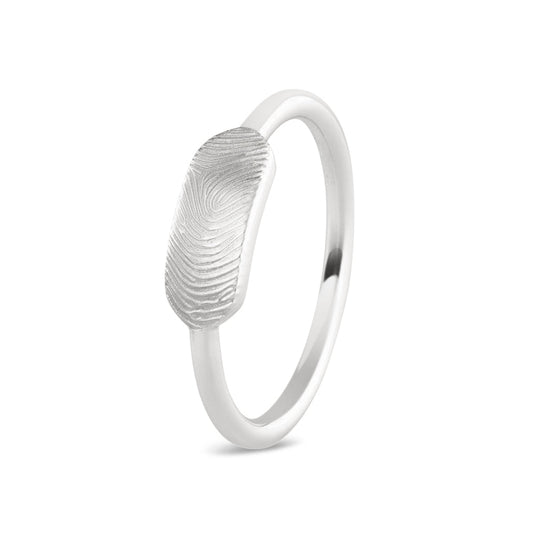 Ring 2 mm voorzien van een vingerafdruk (prijs ring is inclusief de vingerafdruk). Het is een tijdloos gedenksieraad en is te bestellen in zilver, 14 en 18 KT geelgoud, roségoud en witgoud.