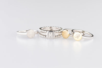 Zilveren ring voorzien van een 14 KT gouden vingerafdruk/gravure, de ringband is in de bovenste helft afgewerkt met zirkonia's. alle