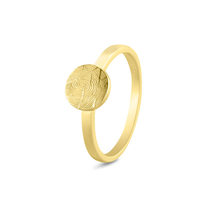 Ring geelgoud 2 mm breed voorzien van een gravure. Geelgoud