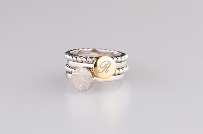 Ring 2 mm breed voorzien van een vingerafdruk/gravure, de ringband is in de bovenste helft afgewerkt met zirkonia's. alle