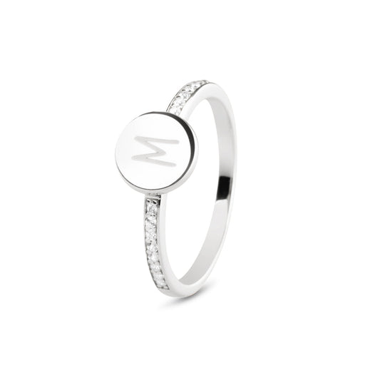 Ring 2 mm breed voorzien van een vingerafdruk/gravure, de ringband is in de bovenste helft afgewerkt met zirkonia's. Het is een tijdloos gedenksieraad en is te bestellen in zilver, 14 en 18 KT geelgoud, roségoud en witgoud.