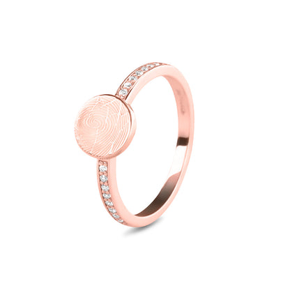 Ring roségoud 2 mm breed voorzien van een vingerafdruk/gravure, de ringband is in de bovenste helft afgewerkt met zirkonia's. roségoud