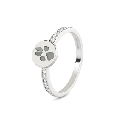 Ring witgoud 2 mm breed voorzien van een vingerafdruk/gravure, de ringband is in de bovenste helft afgewerkt met zirkonia's. witgoud