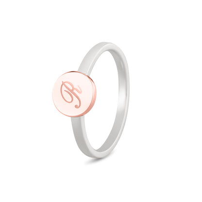 Breedte roségoud ringband: 2 mm, Diameter bovenzijde ring: 7.7 mm. Zilveren ring voorzien van een 14 KT gouden gravure. Roségoud