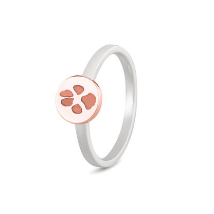 Breedte roségoud ringband: 2 mm, Diameter bovenzijde ring: 7.7 mm. Zilveren ring voorzien van een 14 KT gouden gravure. Roségoud