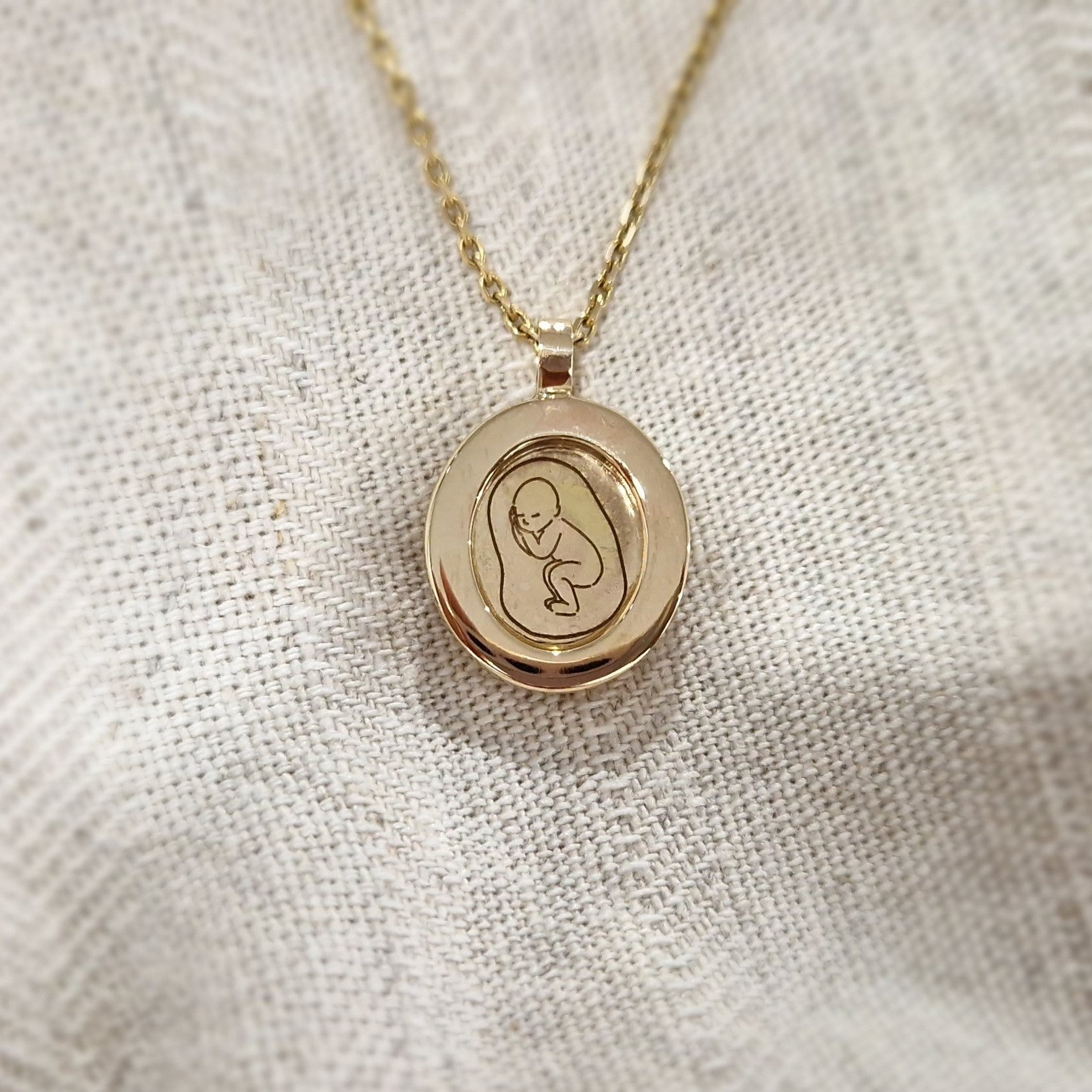 Hanger voorzien van een gravure uit collectie gedenksieraden. Alle
