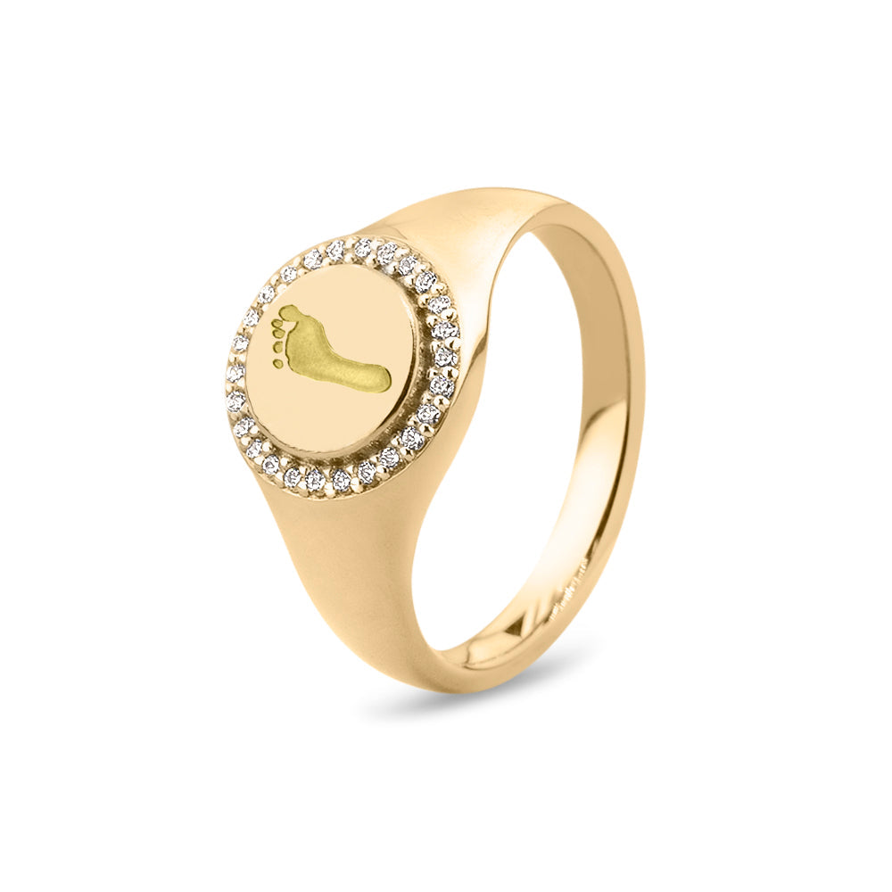 Zegelring geelgoud voorzien van een gravure, rondom afgewerkt met zirkonia's.geelgoud