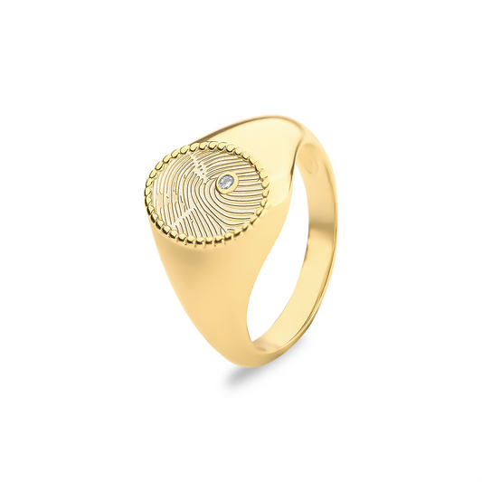 Ring 2 mm breed voorzien van een vingerafdruk/gravure, de ringband is in de bovenste helft afgewerkt met zirkonia's. Het is een tijdloos gedenksieraad en is te bestellen in zilver, 14 en 18 KT geelgoud, roségoud en witgoud.